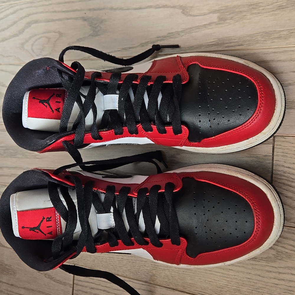 Nike Air Jordan 1 mid Chicago Black Toe. White, Red, and Black. Size 7.